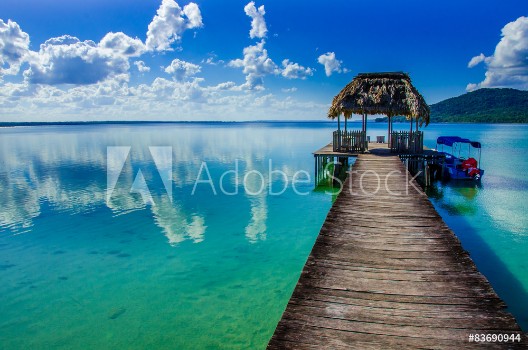 Bild på Beautiful pier at Lake Peten - Guatemala